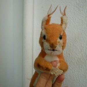 Vintage, ardilla roja de peluche, criatura del bosque, animal. Sin identificación.