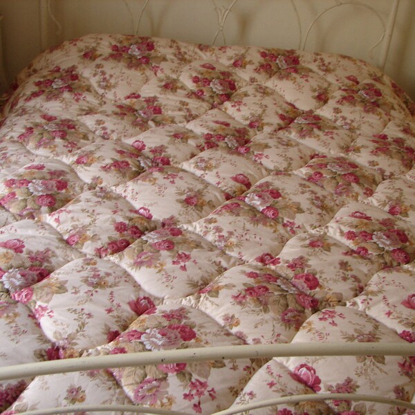 shabby chic,French quilt,lush roses,padded quilt, boutis, bedcover,220 x 230 or 90'' x 86''