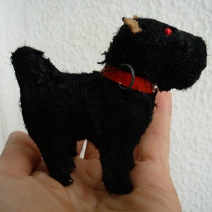 antieke, Franse, kleine, terriër type hond voor uw antieke poppen, met stof beklede kaart, rode ogen, rode halsband.