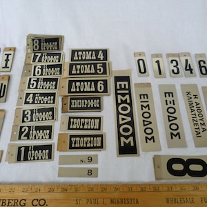 Lote masivo de más de 140, de aluminio vintage, de aluminio, pequeño, con letras de texto griego, palabras e imágenes, letras del alfabeto, etiquetas de hotel y de metal.