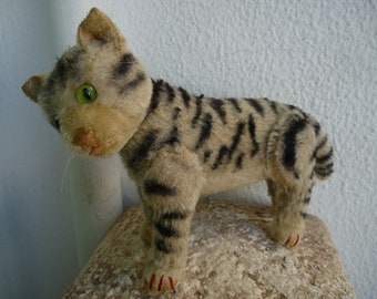 Gato Steiff de 5 1/2'' temprano, articulación de 5 vías, mohair, ojos de vidrio, zona de EE. UU., sin identificación.