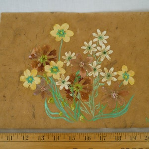 vintage, fiori pressati e pittura, su carta sottile, marrone, di gelso, tecnica mista, lavoro di uno studente di scuola d'arte, firmato, senza cornice