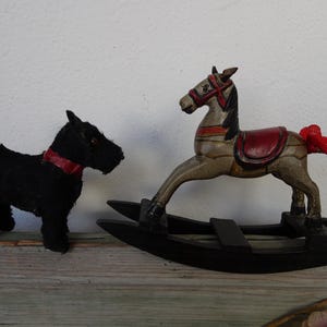 vintage, klein, terriërachtig houten hobbelpaard voor je antieke poppen.