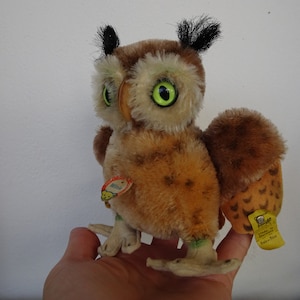 Vintage Steiff Wittie 2620/14, búho, 5&#39;&#39;, pájaro de mohair, cabeza giratoria, botón de escritura plateada, etiqueta amarilla y etiqueta de nombre de papel desgastada.