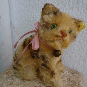 vintage Steiff Susi,sitting cat,5&#39;&#39; wood stuffed,mohair kitty,sewn nose,swivel head,silverscript ear button.