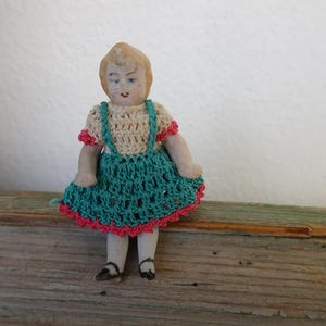 vintage, allemande, poupée fille, miniature 1 1/2&#39;&#39; en biscuit, membres articulés métalliques, vêtements originaux. Maison de poupée fille