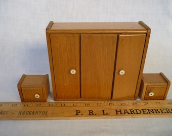 vintage, jaren 50, Duits, handgemaakt, houten, poppen- of poppenhuismeubels, kledingkast met 3 deuren en 2 nachtkastjes. Halverwege de eeuw