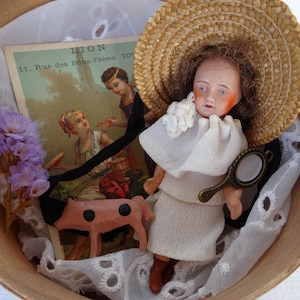 Antique,French,mignonette doll,bisque head,compo.body,3  1/2&#39;&#39; or 9 cm.miniature,dollhouse doll in balsa box with putz pig