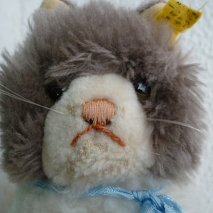 vintage,Steiff cat,cosy kitty,standing position,swivel head,glass eyes,sewn nose,ear button.
