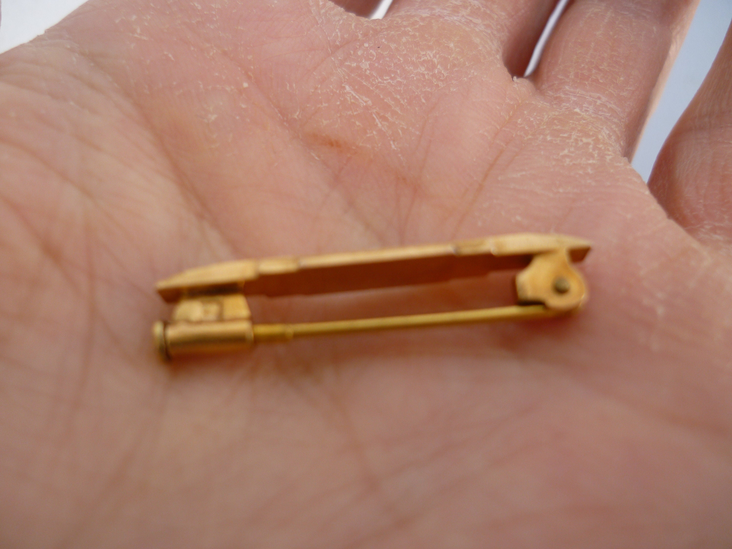 ANCIENNE BROCHE MÉTAL Doré /plexiglas Lucite Sculpté Gravé Peint Art Déco EUR 25,00 - PicClick FR