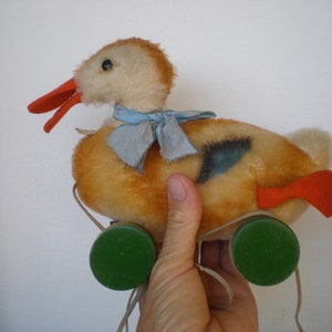 vintage,Steiff duck 2314,13,on wheels,mohair duckling on green,wooden wheels,pull along toy,All ids.