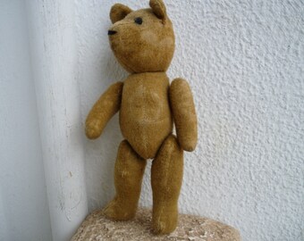 Antiguo, pequeño, muy primitivo, osito de peluche, relleno de paja, con articulaciones de alambre.