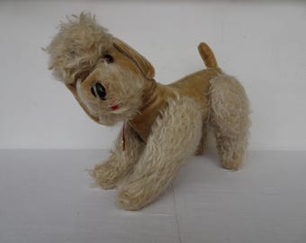 Cane barboncino Hermann vintage, color tortora, in mohair, completamente snodato, molto usurato.