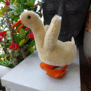 5&#39;&#39; Steiff,Tulla,mohair goose,felt covered feet,felt beak,no ids.