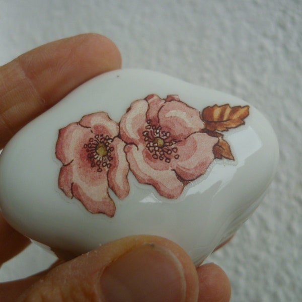 vintage,small,glazed ceramic,white,pot with little mouse design on lid,trinket dish.Porcelain box with lid.