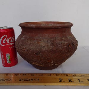 Vaso/jardineira/pote antigo, redondo, raso, de terracota grega, com textura rústica. Sem furo de drenagem.