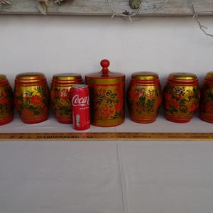 Lot von 7, Khokhloma Gläser, UDSSR, russisch, bemalte hölzerne Töpfe mit Deckeln.