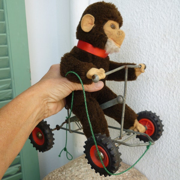 Singe mignon jouant des cymbales de main de percussion | Vecteur Premium