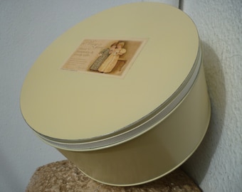 Vintage, klein, rond, metalen blik met deksel, geverfde crème met Victoriaanse stijl label & lint trim op deksel-shabby chic.