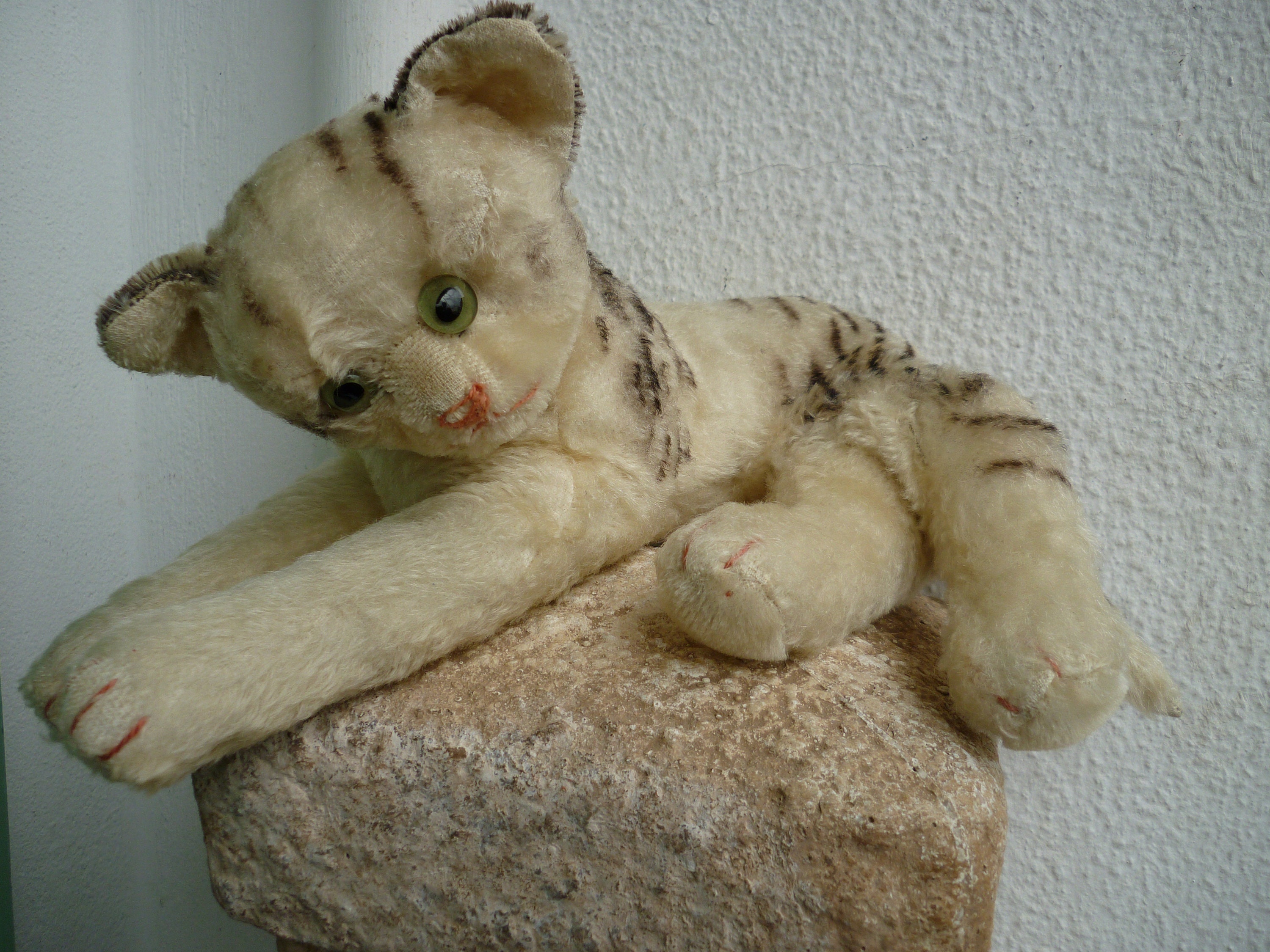 シュタイフ　tabby cat Steiff Tabby Cat Woven Fur Stuffed Plush Animal 2007. For