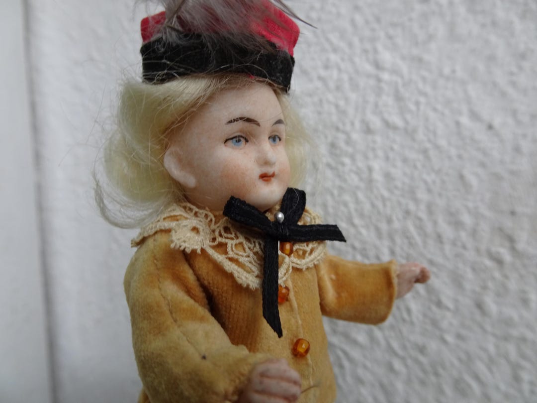 Mignonnette tout en biscuit bouche fermée, yeux de verr