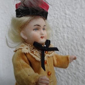 antiquité, toute en biscuit, 10 cm ou 4 po. allemande, mignonnette, membres articulés en métal, tête fixe.