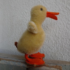 vintage 4 1/4&#39;&#39; Steiff,yellow,standing duck,mohair duckling,felt covered feet,felt tail & beak,silverscript button.