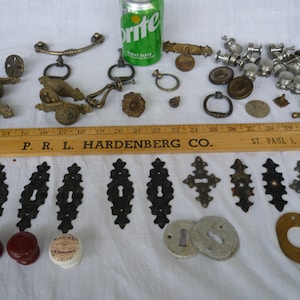 2.350 kilograms,antique & vintage hardware,most are door related,knobs,pulls,keyhole covers,architectural salvage.