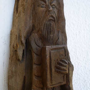 Estatua de monje de pie, figura de hombre, figura de madera antigua tallada, estilo oriental vintage