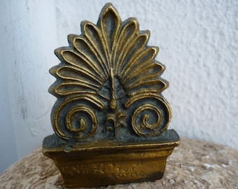 vintage,small,Greek,ornate brass,decoration,paper weight   3  1/2 ''h. x 2  3/4''w. h omorfia tha ftiaxei ton kosmo