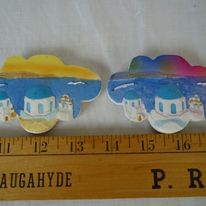 paire, vintage, grec, souvenirs faits à la main, petits, aimants de réfrigérateur, céramique, église, île, mouettes