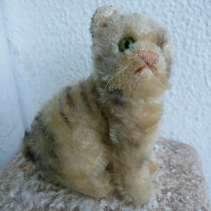 vintage,Steiff Susi,sitting cat,very worn,kitty,green eyes,sewn nose,mohair,swivel head,rusty,old ear button.