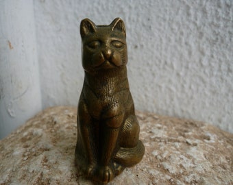 vintage, zittend, gegoten messing, kattenbeeldje, 2 3/4'' of 7 cm. miniatuur.