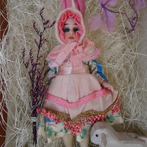 antik,Gebrüder Kuhnlenz,5''Puppe,Kaninchen, Osterhasenkleidung,alles Bisquit,Drahtgliederoptik & Mini Putz Schäfchen in alter Schachtel aus Karton.