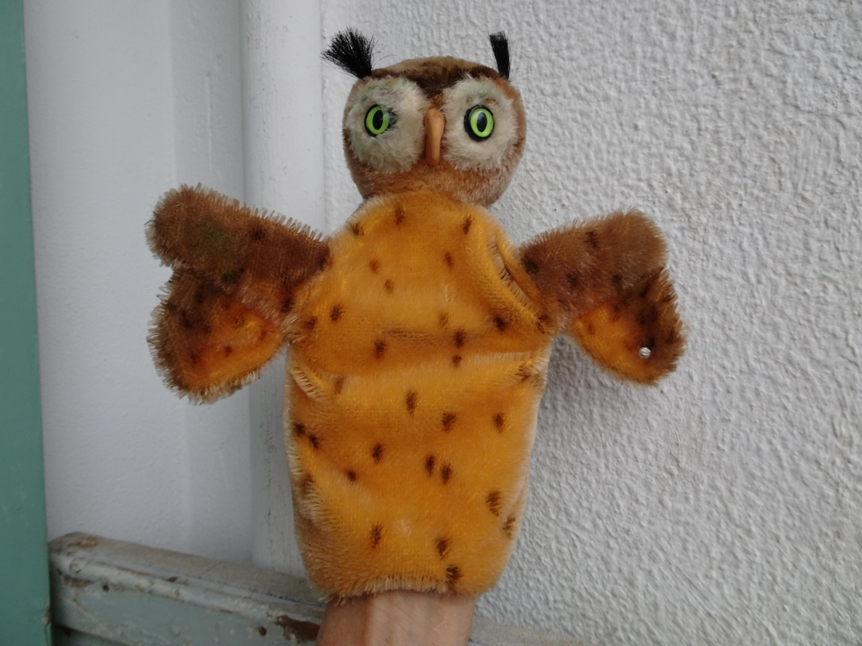 vintage,8 1/2'' Steiff Wittie owl,mohair hand puppet,with id button.