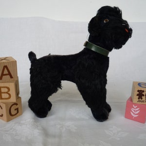 vintage,schwarz,mohair pudel hund,voll gegliedert,grünes Halsband,mit herausgestreckter Zunge.Deutscher,unbekannter Hersteller.