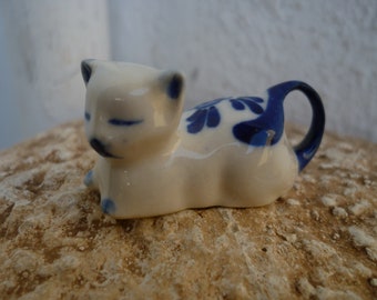 miniature,Delft blue,kitten,ball,blue & white tiny cat figurine,glazed ceramic,porcelain