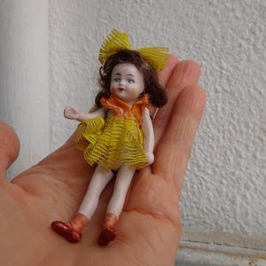 vintage, petite 3 1/2 po. ou 9 cm, poupée mignonnette en biscuit allemand, articulée, poupée pour maison de poupée.