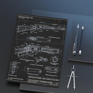 Può includere: Un disegno tecnico di ingegneria di un fucile a leva Winchester modello 1894 stampato con linee bianche su sfondo nero. La stampa mostra schemi meccanici dettagliati, sezioni trasversali ed etichette per vari componenti del fucile.