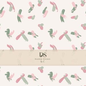 Puede incluir: Un patrón repetitivo sobre un fondo crema claro con pinceladas abstractas en verde salvia apagado y rosa suave. Una banda beige horizontal en el centro muestra el texto negro DS DAPPER STUDIO by L con un pequeño gráfico de hoja.