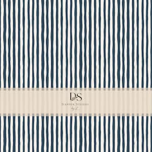 Könnte beinhalten: Vertikales Muster aus marineblauen und weißen Streifen. Die Streifen haben einen handgezeichneten Charakter. Ein beiges Banner zeigt den Text "DS" mit einem Blattdesign und "Dapper Studio by L".