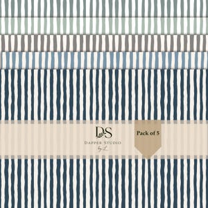 Peut inclure: Ensemble de cinq papiers à motifs à rayures verticales de différentes couleurs, dont le bleu, le gris et le vert. Les papiers ont une esthétique dessinée à la main. Le texte "Dapper Studio by L" et "Pack of 5" sont visibles.