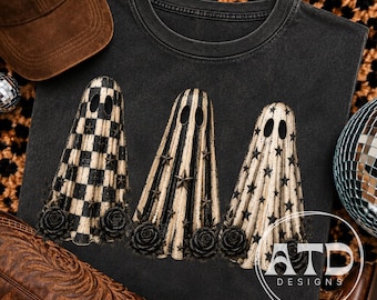 Könnte beinhalten: Ein anthrazitfarbenes T-Shirt mit drei Geisterfiguren in schwarz-beigen Mustern, darunter Karos, Streifen und Sterne. Jeder Geist ist an der Basis mit schwarzen Rosen verziert. Der Text ATD DESIGNS ist unten rechts in Weiß aufgedruckt.