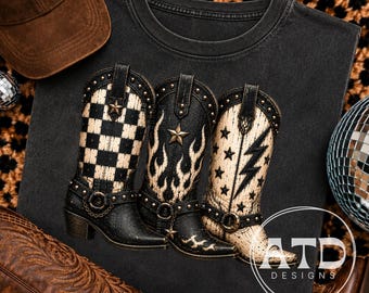 Könnte beinhalten: Ein schwarzes T-Shirt mit einer Grafik von drei Cowboystiefeln. Der linke Stiefel hat ein schwarz-weißes Schachbrettmuster, der mittlere Stiefel ein Flammenmuster mit einem Stern und der rechte Stiefel ein Blitz- und Sternenmuster.