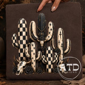 K&ouml;nnte beinhalten: Ein dunkelbraunes Stoffquadrat mit einem Druck von f&uuml;nf Kakteen in Schwarz und Creme. Die Kakteen sind mit Sternmustern, Schachbrettmotiven und Kreuzsymbolen verziert. Zwei Tiersch&auml;del und mehrere schwarze Rosen befinden sich an der Basis.