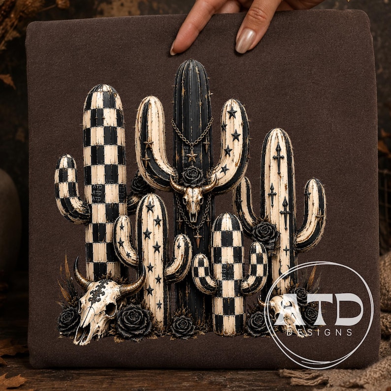 K&ouml;nnte beinhalten: Ein dunkelbraunes Stoffquadrat mit einem Druck von f&uuml;nf Kakteen in Schwarz und Creme. Die Kakteen sind mit Sternmustern, Schachbrettmotiven und Kreuzsymbolen verziert. Zwei Tiersch&auml;del und mehrere schwarze Rosen befinden sich an der Basis.