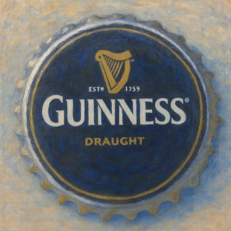 Op de afbeelding: Een close-up van een Guinness-flesdop. De dop is donkerblauw met een gouden harp-logo en het woord "GUINNESS" in wit. De tekst "DRAUGHT" staat eronder en "ESTN 1759" staat boven de harp.