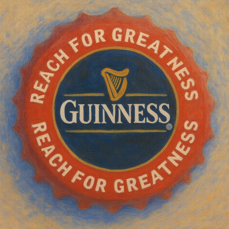 Op de afbeelding: Een rode en witte Guinness-flesdop met de tekst "REACH FOR GREATNESS" rond een blauwe cirkel. Binnen de cirkel staan het Guinness-logo en een gouden harp.