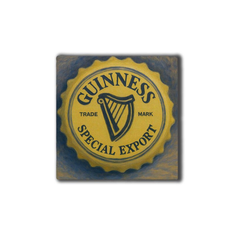 Może przedstawiać: Ż&oacute;łta zakrętka do butelki Guinness Special Export z czarnym logo harfy i tekstem. Zakrętka ma ząbkowaną krawędź i jest umieszczona na niebiesko-brązowym tle. Widoczne są słowa "Guinness", "Trade Mark" i "Special Export".