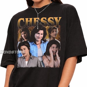 Può includere: T-shirt nera con la scritta dorata "CHESSY" sopra un collage di donne. Le donne sono in varie pose, con un'estetica vintage.